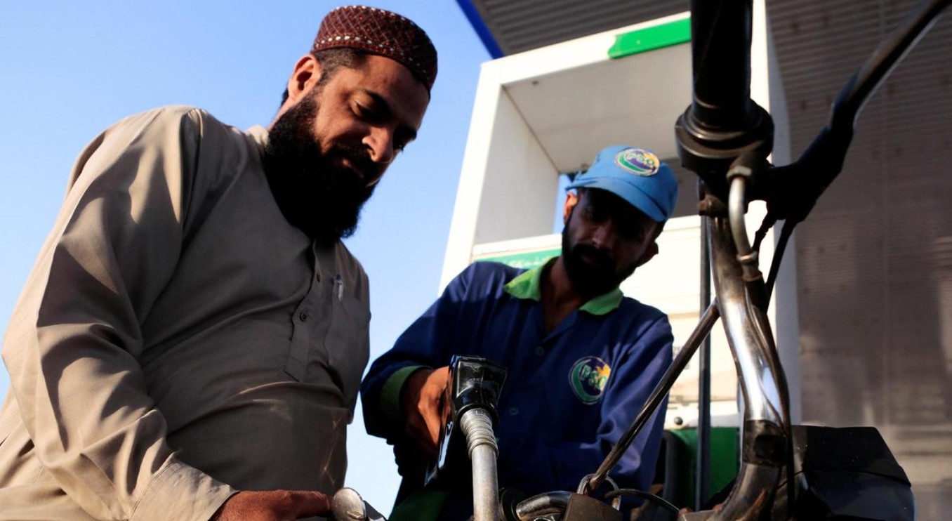 పాకిస్థాన్‌లో భారీగా తగ్గిన పెట్రోల్ , డీజిల్ ధరలు